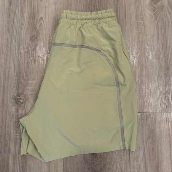 Men's Lululemon Lined Pacebreaker Shorts 5" in Yellow-Green - Picture 3 of 4
